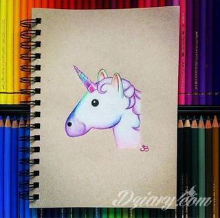 Białe tatuaże wyglądające np. na dłoni niczym delikatna, koronkowa rękawiczka. Świetne wzory dla kobiet dbających o nieprzeciętny image. Białe tatuaże o różnorodnym poziomie detali pozwalają na ozdobienie skóry w sposób subtelny i ujęty w formie symbolu.