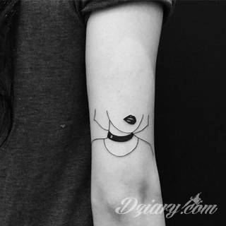 Białe tatuaże wyglądające np. na dłoni niczym delikatna, koronkowa rękawiczka. Świetne wzory dla kobiet dbających o nieprzeciętny image. Białe tatuaże o różnorodnym poziomie detali pozwalają na ozdobienie skóry w sposób subtelny i ujęty w formie symbolu.