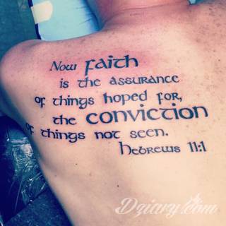 Tatuaże biblijne podkreślające głęboką wiarę - ale nie tylko. Formaty graficzne i słowne; nawiązujące do Pisma Św. rysunki komponują się z estetyką cytatów z Biblii. Uwagę zwraca różnorodność formatów zastosowania.