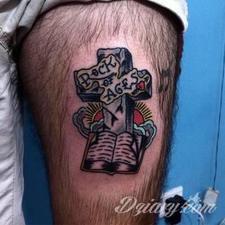 Tatuaże biblijne podkreślające głęboką wiarę - ale nie tylko. Formaty graficzne i słowne; nawiązujące do Pisma Św. rysunki komponują się z estetyką cytatów z Biblii. Uwagę zwraca różnorodność formatów zastosowania.