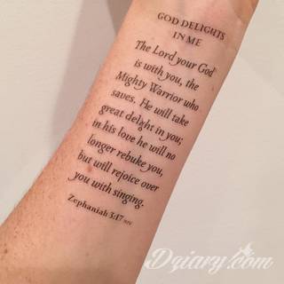 Tatuaże biblijne podkreślające głęboką wiarę - ale nie tylko. Formaty graficzne i słowne; nawiązujące do Pisma Św. rysunki komponują się z estetyką cytatów z Biblii. Uwagę zwraca różnorodność formatów zastosowania.
