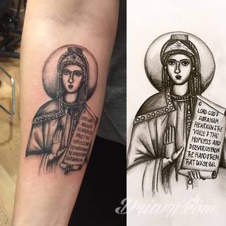 Tatuaże biblijne podkreślające głęboką wiarę - ale nie tylko. Formaty graficzne i słowne; nawiązujące do Pisma Św. rysunki komponują się z estetyką cytatów z Biblii. Uwagę zwraca różnorodność formatów zastosowania.