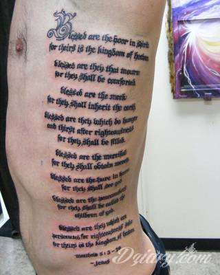 Tatuaże biblijne podkreślające głęboką wiarę - ale nie tylko. Formaty graficzne i słowne; nawiązujące do Pisma Św. rysunki komponują się z estetyką cytatów z Biblii. Uwagę zwraca różnorodność formatów zastosowania.