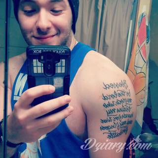 Tatuaże biblijne podkreślające głęboką wiarę - ale nie tylko. Formaty graficzne i słowne; nawiązujące do Pisma Św. rysunki komponują się z estetyką cytatów z Biblii. Uwagę zwraca różnorodność formatów zastosowania.