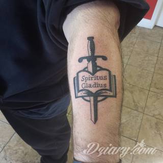 Tatuaże biblijne podkreślające głęboką wiarę - ale nie tylko. Formaty graficzne i słowne; nawiązujące do Pisma Św. rysunki komponują się z estetyką cytatów z Biblii. Uwagę zwraca różnorodność formatów zastosowania.