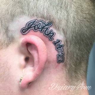 Tatuaże biblijne podkreślające głęboką wiarę - ale nie tylko. Formaty graficzne i słowne; nawiązujące do Pisma Św. rysunki komponują się z estetyką cytatów z Biblii. Uwagę zwraca różnorodność formatów zastosowania.