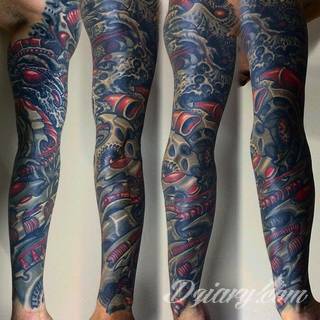 Tatuaże biomechaniczne tworzące swoisty przekrój człowieka. Rozbudzają wyobraźnię pokazując, że pod skórą kryją się nie tylko narządy, ale części mechaniczne. Tatuaże w takiej formie nawiązują trójwymiarem do wizji humanoida - ludzkiego robota. 