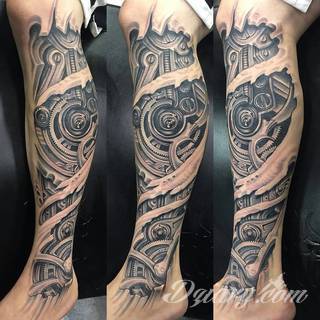 Tatuaże biomechaniczne tworzące swoisty przekrój człowieka. Rozbudzają wyobraźnię pokazując, że pod skórą kryją się nie tylko narządy, ale części mechaniczne. Tatuaże w takiej formie nawiązują trójwymiarem do wizji humanoida - ludzkiego robota. 