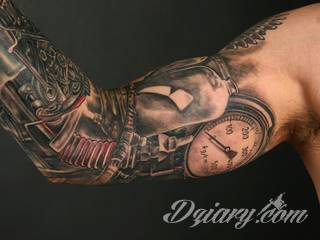 Tatuaże biomechaniczne tworzące swoisty przekrój człowieka. Rozbudzają wyobraźnię pokazując, że pod skórą kryją się nie tylko narządy, ale części mechaniczne. Tatuaże w takiej formie nawiązują trójwymiarem do wizji humanoida - ludzkiego robota. 