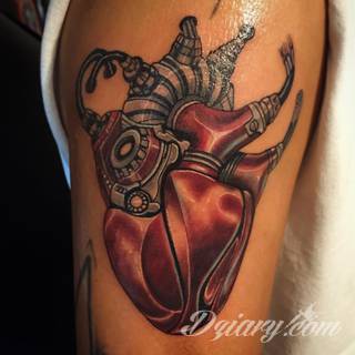 Tatuaże biomechaniczne tworzące swoisty przekrój człowieka. Rozbudzają wyobraźnię pokazując, że pod skórą kryją się nie tylko narządy, ale części mechaniczne. Tatuaże w takiej formie nawiązują trójwymiarem do wizji humanoida - ludzkiego robota. 