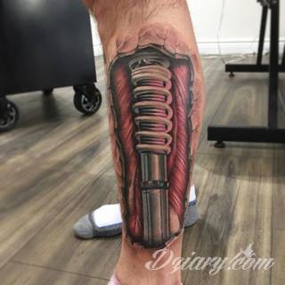 Tatuaże biomechaniczne tworzące swoisty przekrój człowieka. Rozbudzają wyobraźnię pokazując, że pod skórą kryją się nie tylko narządy, ale części mechaniczne. Tatuaże w takiej formie nawiązują trójwymiarem do wizji humanoida - ludzkiego robota. 