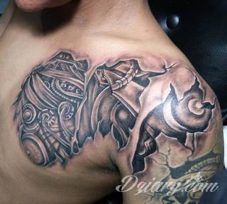 Tatuaże biomechaniczne tworzące swoisty przekrój człowieka. Rozbudzają wyobraźnię pokazując, że pod skórą kryją się nie tylko narządy, ale części mechaniczne. Tatuaże w takiej formie nawiązują trójwymiarem do wizji humanoida - ludzkiego robota. 