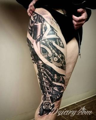 Tatuaże biomechaniczne tworzące swoisty przekrój człowieka. Rozbudzają wyobraźnię pokazując, że pod skórą kryją się nie tylko narządy, ale części mechaniczne. Tatuaże w takiej formie nawiązują trójwymiarem do wizji humanoida - ludzkiego robota. 