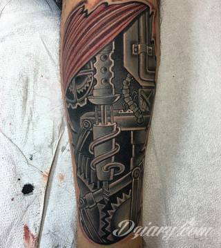 Tatuaże biomechaniczne tworzące swoisty przekrój człowieka. Rozbudzają wyobraźnię pokazując, że pod skórą kryją się nie tylko narządy, ale części mechaniczne. Tatuaże w takiej formie nawiązują trójwymiarem do wizji humanoida - ludzkiego robota. 