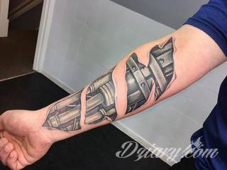 Tatuaże biomechaniczne tworzące swoisty przekrój człowieka. Rozbudzają wyobraźnię pokazując, że pod skórą kryją się nie tylko narządy, ale części mechaniczne. Tatuaże w takiej formie nawiązują trójwymiarem do wizji humanoida - ludzkiego robota. 