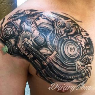 Tatuaże biomechaniczne tworzące swoisty przekrój człowieka. Rozbudzają wyobraźnię pokazując, że pod skórą kryją się nie tylko narządy, ale części mechaniczne. Tatuaże w takiej formie nawiązują trójwymiarem do wizji humanoida - ludzkiego robota. 