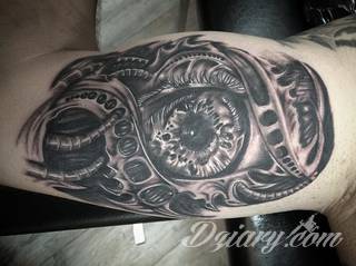 Tatuaże biomechaniczne tworzące swoisty przekrój człowieka. Rozbudzają wyobraźnię pokazując, że pod skórą kryją się nie tylko narządy, ale części mechaniczne. Tatuaże w takiej formie nawiązują trójwymiarem do wizji humanoida - ludzkiego robota. 