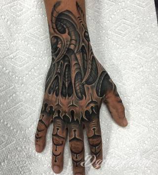 Tatuaże biomechaniczne tworzące swoisty przekrój człowieka. Rozbudzają wyobraźnię pokazując, że pod skórą kryją się nie tylko narządy, ale części mechaniczne. Tatuaże w takiej formie nawiązują trójwymiarem do wizji humanoida - ludzkiego robota. 