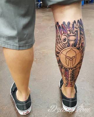 Tatuaże biomechaniczne tworzące swoisty przekrój człowieka. Rozbudzają wyobraźnię pokazując, że pod skórą kryją się nie tylko narządy, ale części mechaniczne. Tatuaże w takiej formie nawiązują trójwymiarem do wizji humanoida - ludzkiego robota. 