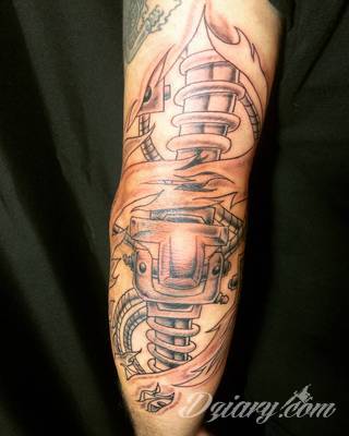 Tatuaże biomechaniczne tworzące swoisty przekrój człowieka. Rozbudzają wyobraźnię pokazując, że pod skórą kryją się nie tylko narządy, ale części mechaniczne. Tatuaże w takiej formie nawiązują trójwymiarem do wizji humanoida - ludzkiego robota. 