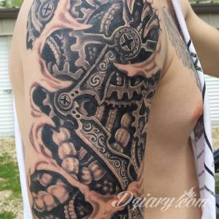 Tatuaże biomechaniczne tworzące swoisty przekrój człowieka. Rozbudzają wyobraźnię pokazując, że pod skórą kryją się nie tylko narządy, ale części mechaniczne. Tatuaże w takiej formie nawiązują trójwymiarem do wizji humanoida - ludzkiego robota. 