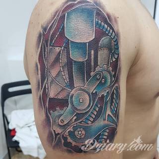 Tatuaże biomechaniczne tworzące swoisty przekrój człowieka. Rozbudzają wyobraźnię pokazując, że pod skórą kryją się nie tylko narządy, ale części mechaniczne. Tatuaże w takiej formie nawiązują trójwymiarem do wizji humanoida - ludzkiego robota. 