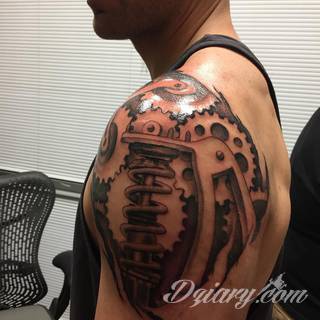 Tatuaże biomechaniczne tworzące swoisty przekrój człowieka. Rozbudzają wyobraźnię pokazując, że pod skórą kryją się nie tylko narządy, ale części mechaniczne. Tatuaże w takiej formie nawiązują trójwymiarem do wizji humanoida - ludzkiego robota. 