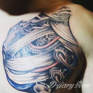 Tatuaże biomechaniczne tworzące swoisty przekrój człowieka. Rozbudzają wyobraźnię pokazując, że pod skórą kryją się nie tylko narządy, ale części mechaniczne. Tatuaże w takiej formie nawiązują trójwymiarem do wizji humanoida - ludzkiego robota. 