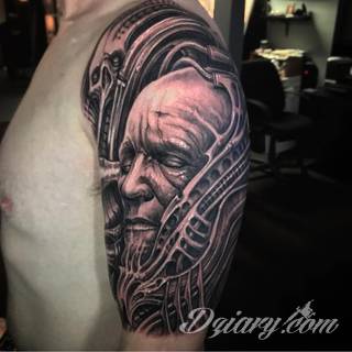 Tatuaże biomechaniczne tworzące swoisty przekrój człowieka. Rozbudzają wyobraźnię pokazując, że pod skórą kryją się nie tylko narządy, ale części mechaniczne. Tatuaże w takiej formie nawiązują trójwymiarem do wizji humanoida - ludzkiego robota. 