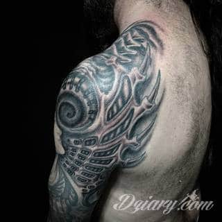 Tatuaże biomechaniczne tworzące swoisty przekrój człowieka. Rozbudzają wyobraźnię pokazując, że pod skórą kryją się nie tylko narządy, ale części mechaniczne. Tatuaże w takiej formie nawiązują trójwymiarem do wizji humanoida - ludzkiego robota. 