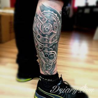 Tatuaże biomechaniczne tworzące swoisty przekrój człowieka. Rozbudzają wyobraźnię pokazując, że pod skórą kryją się nie tylko narządy, ale części mechaniczne. Tatuaże w takiej formie nawiązują trójwymiarem do wizji humanoida - ludzkiego robota. 