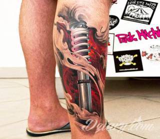 Tatuaże biomechaniczne tworzące swoisty przekrój człowieka. Rozbudzają wyobraźnię pokazując, że pod skórą kryją się nie tylko narządy, ale części mechaniczne. Tatuaże w takiej formie nawiązują trójwymiarem do wizji humanoida - ludzkiego robota. 