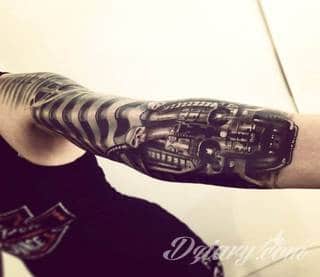 Tatuaże biomechaniczne tworzące swoisty przekrój człowieka. Rozbudzają wyobraźnię pokazując, że pod skórą kryją się nie tylko narządy, ale części mechaniczne. Tatuaże w takiej formie nawiązują trójwymiarem do wizji humanoida - ludzkiego robota. 