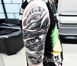 Tatuaże biomechaniczne tworzące swoisty przekrój człowieka. Rozbudzają wyobraźnię pokazując, że pod skórą kryją się nie tylko narządy, ale części mechaniczne. Tatuaże w takiej formie nawiązują trójwymiarem do wizji humanoida - ludzkiego robota. 