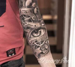 Tatuaże biomechaniczne tworzące swoisty przekrój człowieka. Rozbudzają wyobraźnię pokazując, że pod skórą kryją się nie tylko narządy, ale części mechaniczne. Tatuaże w takiej formie nawiązują trójwymiarem do wizji humanoida - ludzkiego robota. 