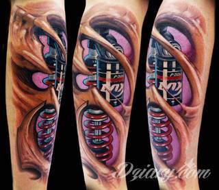 Tatuaże biomechaniczne tworzące swoisty przekrój człowieka. Rozbudzają wyobraźnię pokazując, że pod skórą kryją się nie tylko narządy, ale części mechaniczne. Tatuaże w takiej formie nawiązują trójwymiarem do wizji humanoida - ludzkiego robota. 