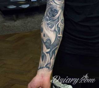 Tatuaże biomechaniczne tworzące swoisty przekrój człowieka. Rozbudzają wyobraźnię pokazując, że pod skórą kryją się nie tylko narządy, ale części mechaniczne. Tatuaże w takiej formie nawiązują trójwymiarem do wizji humanoida - ludzkiego robota. 