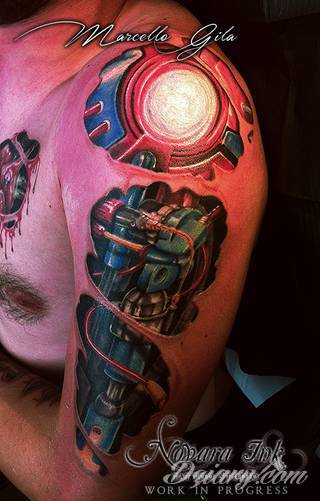 Tatuaże biomechaniczne tworzące swoisty przekrój człowieka. Rozbudzają wyobraźnię pokazując, że pod skórą kryją się nie tylko narządy, ale części mechaniczne. Tatuaże w takiej formie nawiązują trójwymiarem do wizji humanoida - ludzkiego robota. 