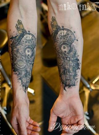 Tatuaże biomechaniczne tworzące swoisty przekrój człowieka. Rozbudzają wyobraźnię pokazując, że pod skórą kryją się nie tylko narządy, ale części mechaniczne. Tatuaże w takiej formie nawiązują trójwymiarem do wizji humanoida - ludzkiego robota. 