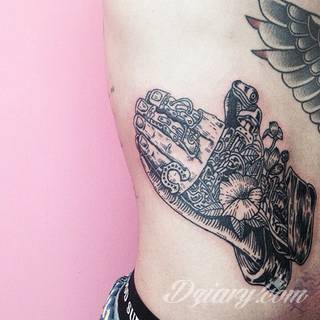 Tatuaże biomechaniczne tworzące swoisty przekrój człowieka. Rozbudzają wyobraźnię pokazując, że pod skórą kryją się nie tylko narządy, ale części mechaniczne. Tatuaże w takiej formie nawiązują trójwymiarem do wizji humanoida - ludzkiego robota. 