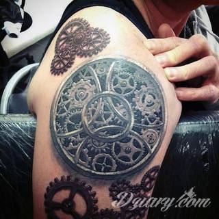 Tatuaże biomechaniczne tworzące swoisty przekrój człowieka. Rozbudzają wyobraźnię pokazując, że pod skórą kryją się nie tylko narządy, ale części mechaniczne. Tatuaże w takiej formie nawiązują trójwymiarem do wizji humanoida - ludzkiego robota. 