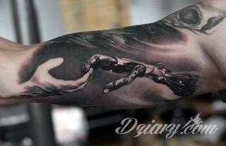 Tatuaże biomechaniczne tworzące swoisty przekrój człowieka. Rozbudzają wyobraźnię pokazując, że pod skórą kryją się nie tylko narządy, ale części mechaniczne. Tatuaże w takiej formie nawiązują trójwymiarem do wizji humanoida - ludzkiego robota. 