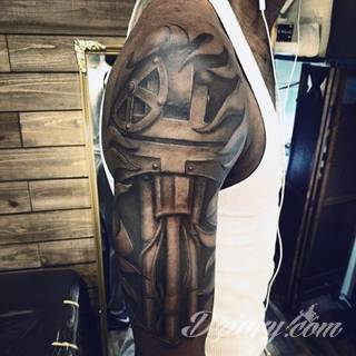 Tatuaże biomechaniczne tworzące swoisty przekrój człowieka. Rozbudzają wyobraźnię pokazując, że pod skórą kryją się nie tylko narządy, ale części mechaniczne. Tatuaże w takiej formie nawiązują trójwymiarem do wizji humanoida - ludzkiego robota. 