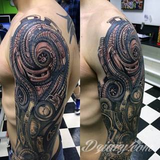 Tatuaże biomechaniczne tworzące swoisty przekrój człowieka. Rozbudzają wyobraźnię pokazując, że pod skórą kryją się nie tylko narządy, ale części mechaniczne. Tatuaże w takiej formie nawiązują trójwymiarem do wizji humanoida - ludzkiego robota. 