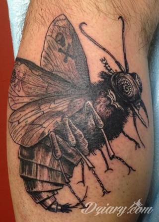 Tatuaże biomechaniczne tworzące swoisty przekrój człowieka. Rozbudzają wyobraźnię pokazując, że pod skórą kryją się nie tylko narządy, ale części mechaniczne. Tatuaże w takiej formie nawiązują trójwymiarem do wizji humanoida - ludzkiego robota. 