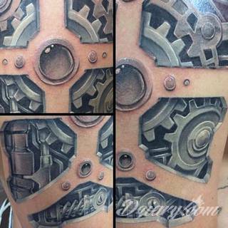 Tatuaże biomechaniczne tworzące swoisty przekrój człowieka. Rozbudzają wyobraźnię pokazując, że pod skórą kryją się nie tylko narządy, ale części mechaniczne. Tatuaże w takiej formie nawiązują trójwymiarem do wizji humanoida - ludzkiego robota. 