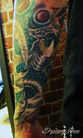 Tatuaże biomechaniczne tworzące swoisty przekrój człowieka. Rozbudzają wyobraźnię pokazując, że pod skórą kryją się nie tylko narządy, ale części mechaniczne. Tatuaże w takiej formie nawiązują trójwymiarem do wizji humanoida - ludzkiego robota. 