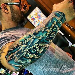 Tatuaże biomechaniczne tworzące swoisty przekrój człowieka. Rozbudzają wyobraźnię pokazując, że pod skórą kryją się nie tylko narządy, ale części mechaniczne. Tatuaże w takiej formie nawiązują trójwymiarem do wizji humanoida - ludzkiego robota. 