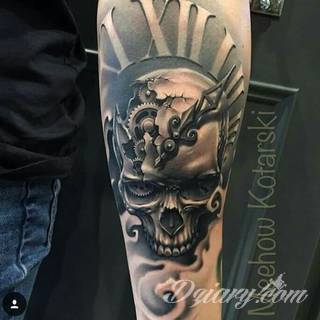 Tatuaże biomechaniczne tworzące swoisty przekrój człowieka. Rozbudzają wyobraźnię pokazując, że pod skórą kryją się nie tylko narządy, ale części mechaniczne. Tatuaże w takiej formie nawiązują trójwymiarem do wizji humanoida - ludzkiego robota. 