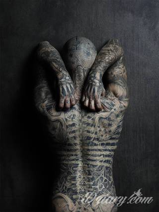 Tatuaże biomechaniczne tworzące swoisty przekrój człowieka. Rozbudzają wyobraźnię pokazując, że pod skórą kryją się nie tylko narządy, ale części mechaniczne. Tatuaże w takiej formie nawiązują trójwymiarem do wizji humanoida - ludzkiego robota. 